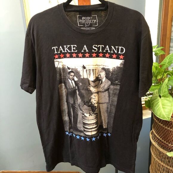 Unisex Political Humor President Keg Stand Graphic T-Shirt in Black size L - Picture 2 of 5